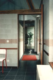 Vue depuis la salle d'attente vers hall et cabinet