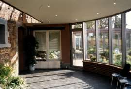 Salle d'attente vitr�e vers la vall�e de la Sambre